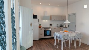Microwave, oven, stovetop, dishwasher - La Marinera, beautiful apartment with Terrace, near the Beach (Barbate)