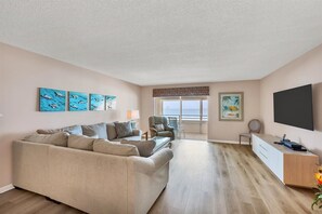 Living area - Beach View large 2 bedroom 508 (Sarasota)