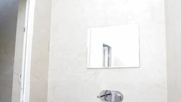 Standard Single Room, Garden View | Bilik Mandi | Kelengkapan dandanan diri percuma, tuala disediakan, sabun, syampu