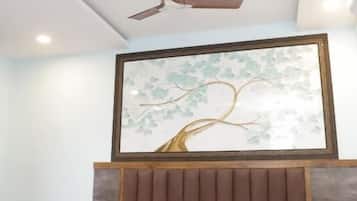 Enkeltrom – standard, hageutsikt | Skrivebord og wi-fi (inkludert)