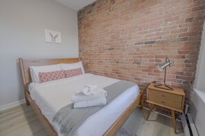 Een bureau, een strijkplank/strijkijzer, wifi, beddengoed