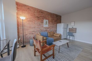 TV - Bright & Cozy Studio Apartment (Boston)