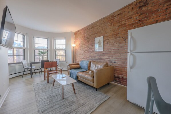 TV - Bright & Cozy Studio Apartment (Boston)