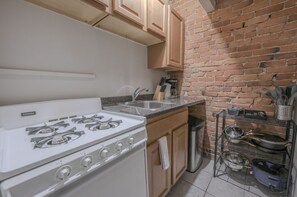 Een oven, een kookplaat, een vaatwasser