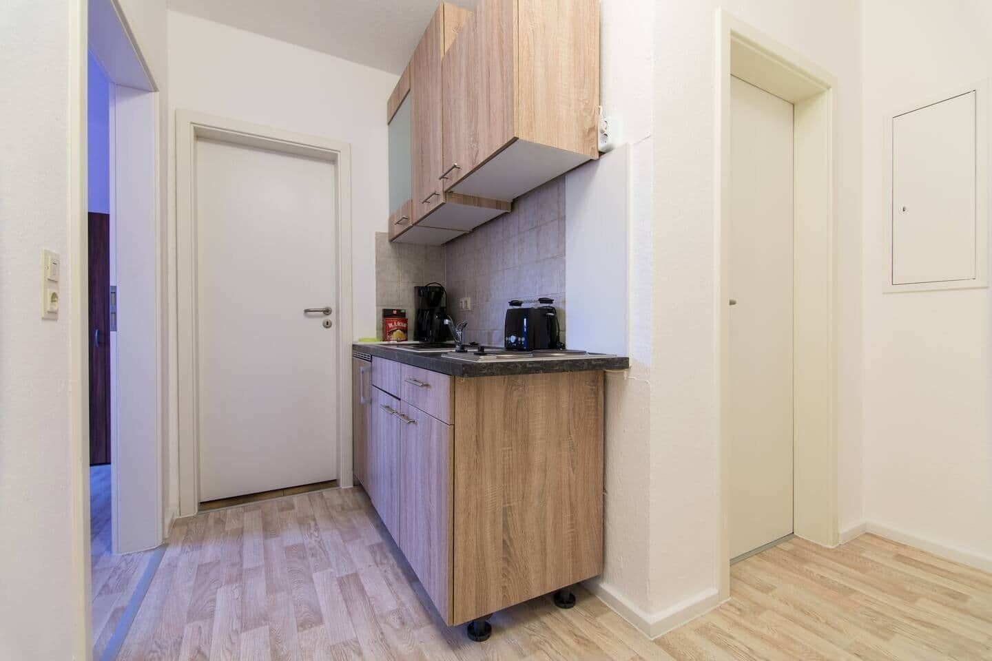 Kühlschrank, Mikrowelle, Toaster, Kochgeschirr/Geschirr/Besteck