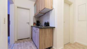 Kühlschrank, Mikrowelle, Toaster, Kochgeschirr/Geschirr/Besteck
