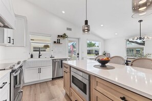 Private kitchen - Horizons West Beautifully Remodeled 2 Bedroom Bayside Villa F-8 (Siesta Key)