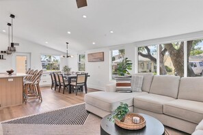 Living area - Horizons West Beautifully Remodeled 2 Bedroom Bayside Villa F-8 (Siesta Key)