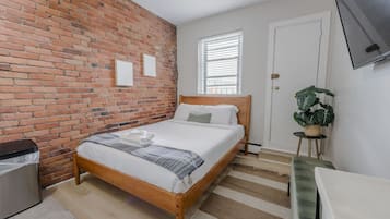 Tabla de planchar con plancha, wifi y ropa de cama