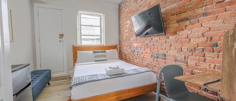 1 habitación, escritorio, tabla de planchar con plancha y wifi