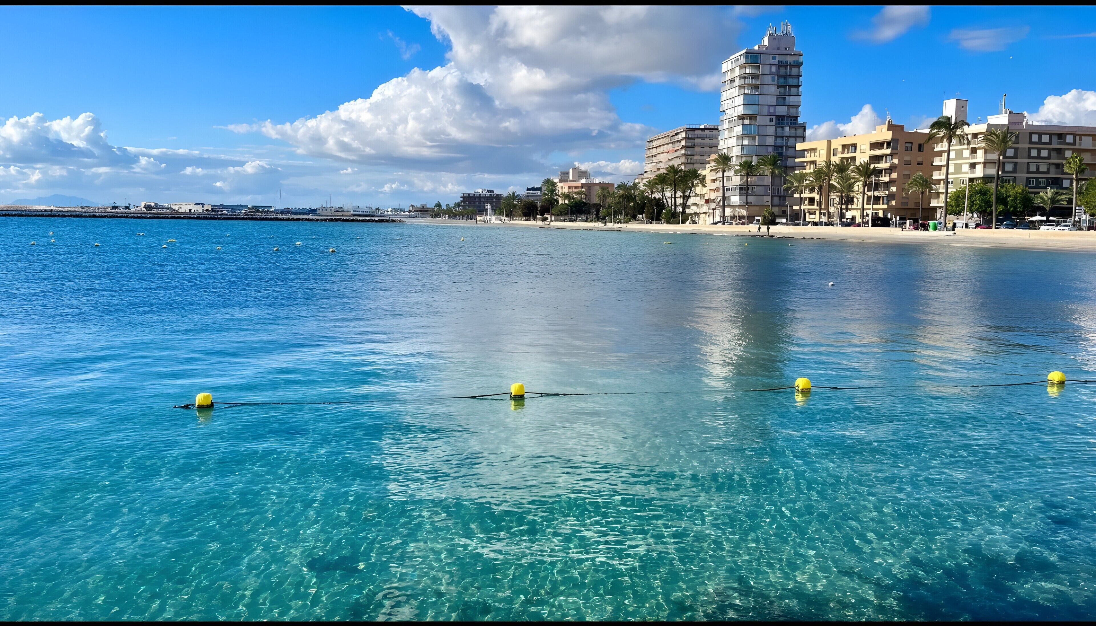 Una spiaggia nelle vicinanze