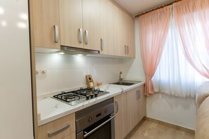 Een koelkast, een magnetron, een oven, een kookplaat