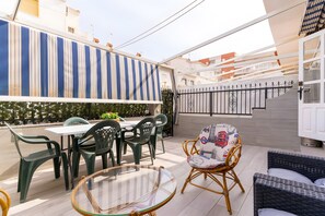 Outdoor dining - La Clau del Mar – Charming Bungalow in the Heart of Town (Santa Pola)