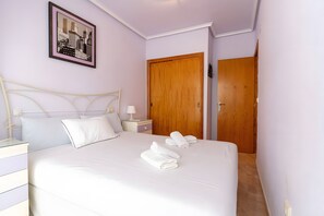 Een strijkplank/strijkijzer, wifi, beddengoed