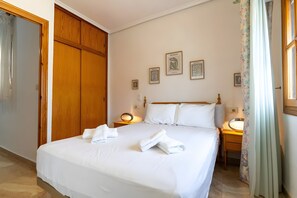 Iron/ironing board, WiFi, bed sheets - La Clau del Mar – Charming Bungalow in the Heart of Town (Santa Pola)