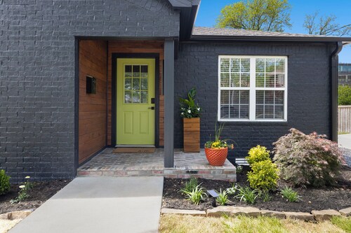 The Green Door Hideaway in Downtown Bentonville  0.3 mile to downtown