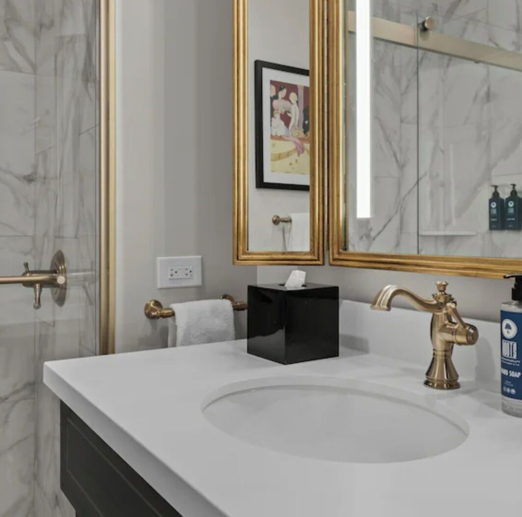 Sèche-cheveux, serviettes fournies, savon, papier toilette