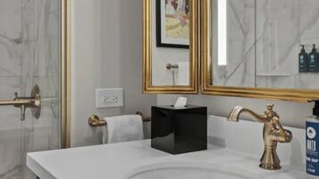 SĂšche-cheveux, serviettes fournies, savon, papier toilette