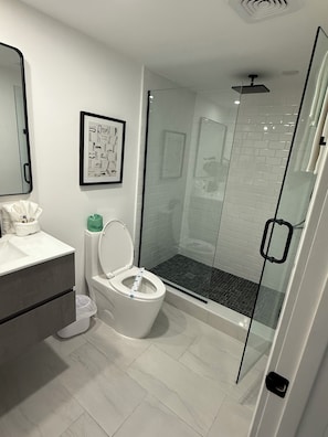 Bathroom - Charming beachfront condo, Daytona Beach Shores (Daytona Beach Shores)