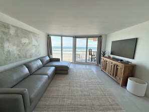 Living area - Charming beachfront condo, Daytona Beach Shores (Daytona Beach Shores)
