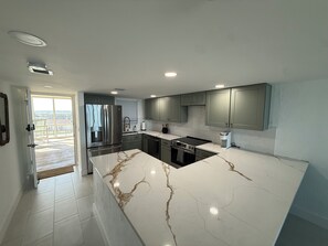Private kitchen - Charming beachfront condo, Daytona Beach Shores (Daytona Beach Shores)