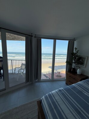 Internet, bed sheets - Charming beachfront condo, Daytona Beach Shores (Daytona Beach Shores)