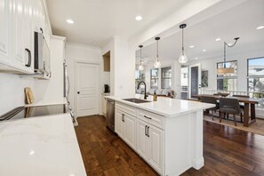 Fridge, microwave, oven, stovetop - Stunning Kierland Condo | Pool | Spa | Gym (Scottsdale)