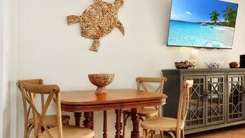 Condo, Multiple Beds (Paradise Shores 404 Seashell Inn) | Dining