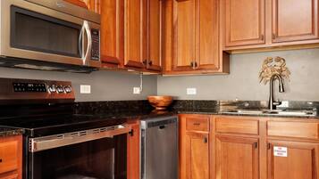 Condo, Multiple Beds (Paradise Shores 404 Seashell Inn) | Private kitchen