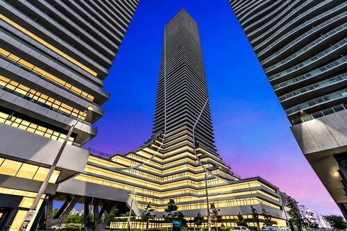 Lakeview Condo in New Luxury Building Free Parking