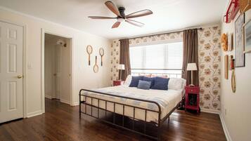 5 habitaciones, escritorio y tabla de planchar con plancha