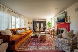 Smart TV, video games, foosball - Sprawling boldly designed home featuring 3 king beds, with a movie and game room (Olathe)