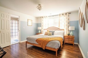 5 間睡房、書桌、熨斗/熨衫板、可攜式嬰兒床