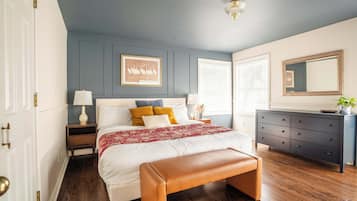 5 Schlafzimmer, Schreibtisch, Bügeleisen/Bügelbrett, Reisekinderbett