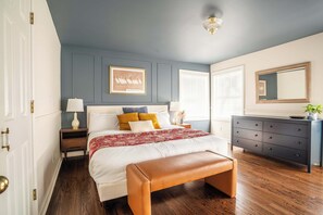 5 bedrooms, desk, iron/ironing board, travel crib - Sprawling boldly designed home featuring 3 king beds, with a movie and game room (Olathe)