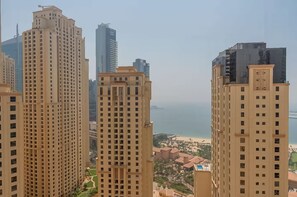 High-rise buildings with a view of a beach and a resort area. - Murjan 2702 (Dubai)