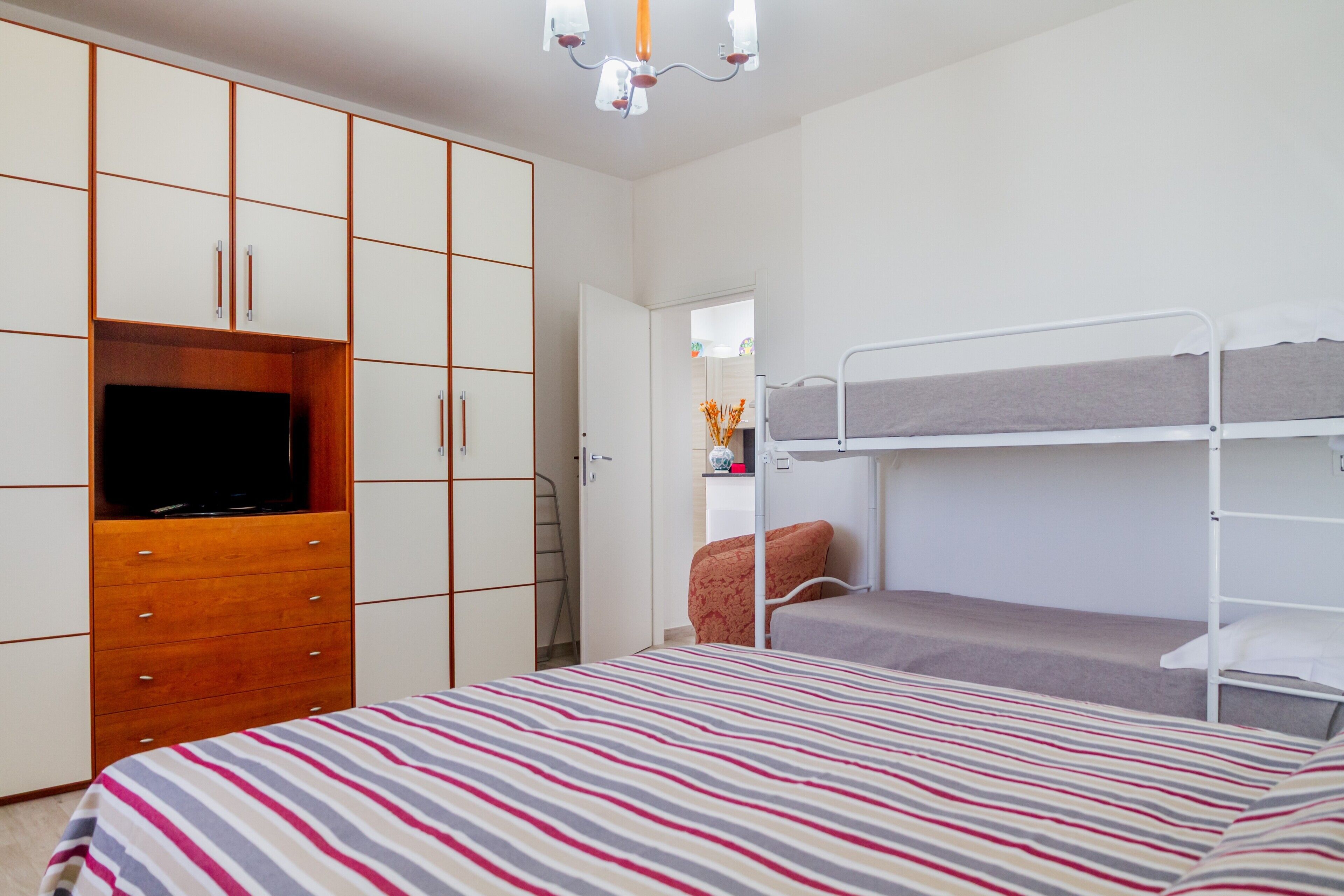 Iron/ironing board, WiFi, bed sheets