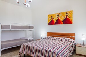 Planxa i posts de planxar, wifi i roba de llit 