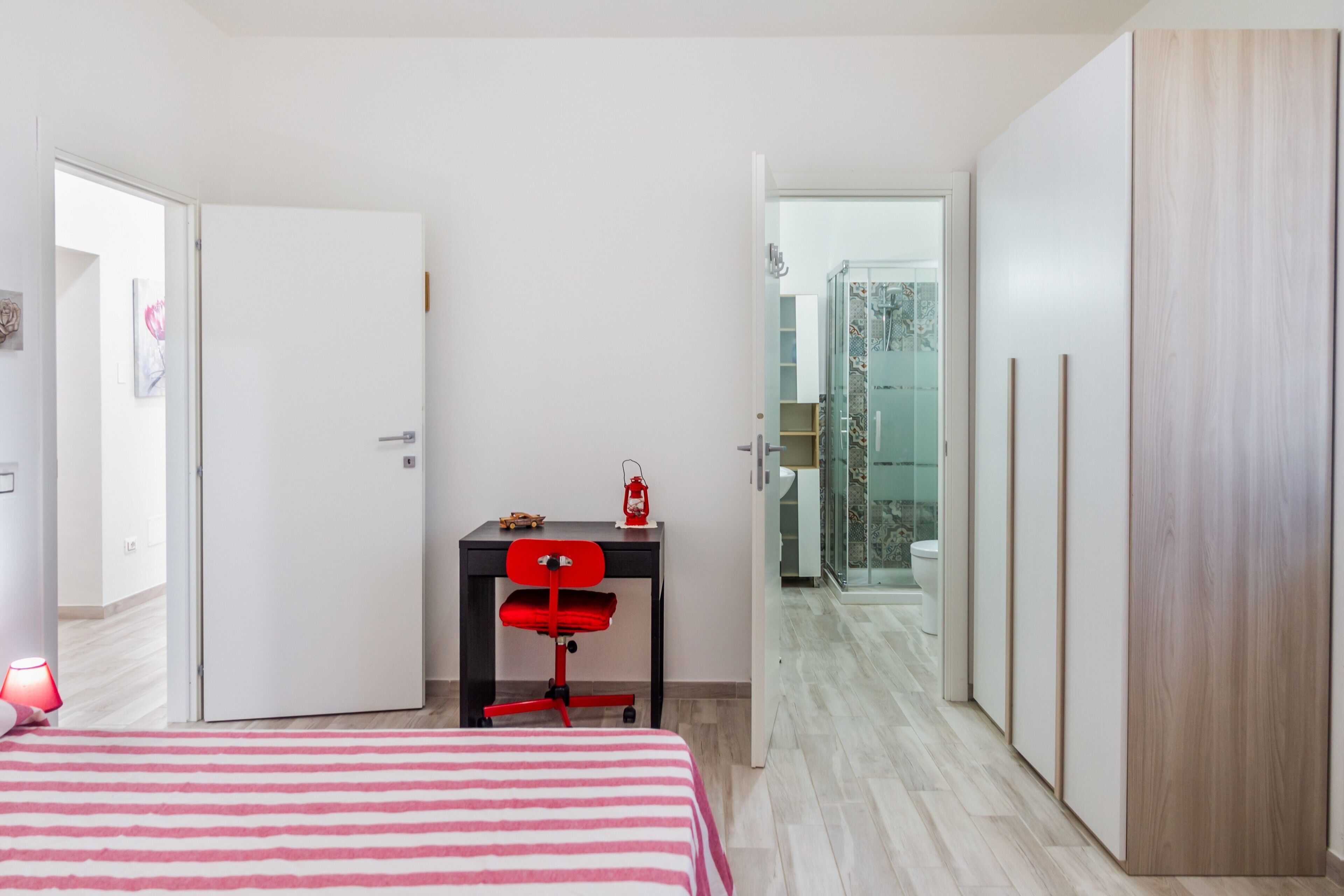 Tabla de planchar con plancha, wifi, ropa de cama