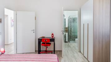Tabla de planchar con plancha, wifi, ropa de cama