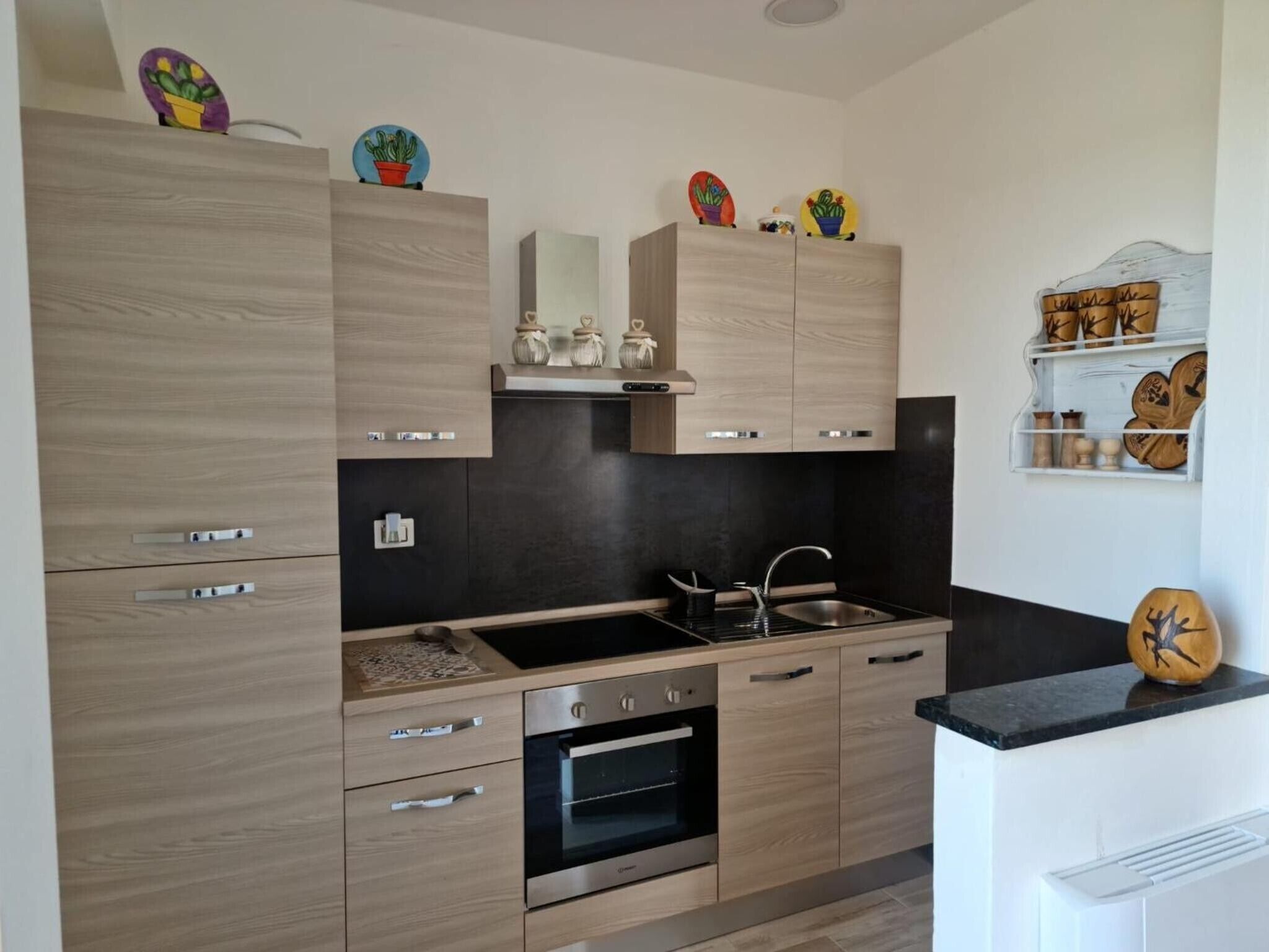 Refrigerador, horno, parrilla de estufa y cafetera y tetera 