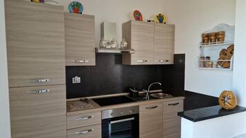 Refrigerador, horno, parrilla de estufa y cafetera y tetera