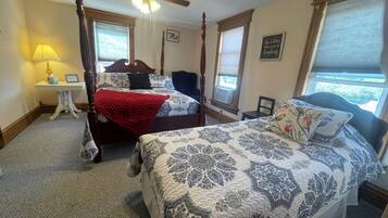 Een strijkplank/strijkijzer, wifi, beddengoed