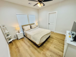 3 bedrooms, iron/ironing board, Internet, bed sheets - Cozy & Spacious Downtown Retreat – 3BR / 3.5BA (Houston)