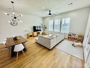 Living area - Cozy & Spacious Downtown Retreat – 3BR / 3.5BA (Houston)