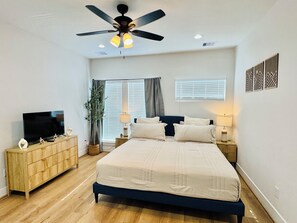 3 bedrooms, iron/ironing board, Internet, bed sheets - Cozy & Spacious Downtown Retreat – 3BR / 3.5BA (Houston)