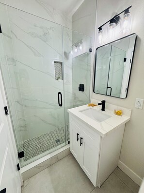 Shower, hair dryer, towels, soap - Cozy & Spacious Downtown Retreat – 3BR / 3.5BA (Houston)
