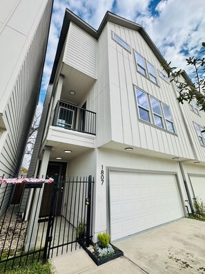 Exterior - Cozy & Spacious Downtown Retreat – 3BR / 3.5BA (Houston)