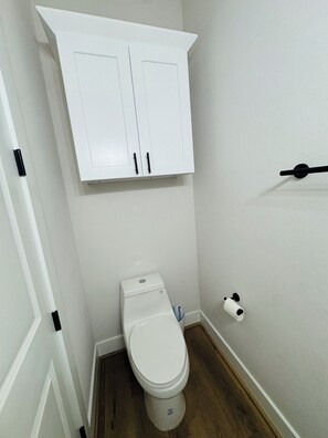 Shower, hair dryer, towels, soap - Cozy & Spacious Downtown Retreat – 3BR / 3.5BA (Houston)