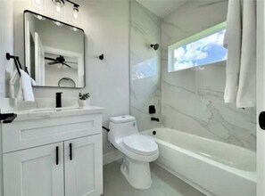 Shower, hair dryer, towels, soap - Cozy & Spacious Downtown Retreat – 3BR / 3.5BA (Houston)